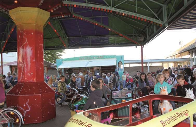 Bei der Kirmes 2014 war für die Jüngsten das Kinderkarussell ein Anziehungspunkt. Harry Schneider