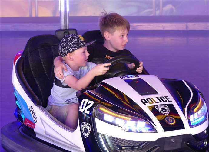 Traditionelle „Laurentius-Kirmes“ lockte nach Obermendig Bei der Kirmes geht es auch ohne Führerschein. Der Auto-Scooter war ein beliebter Anlaufpunkt für junge Fahrer.