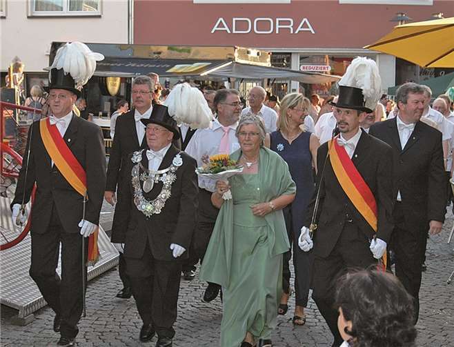 Bei der Kirmeseröffnung ziehen die Jusseps-Jonge immer noch mit dem Festumzug durch die Straßen.BL