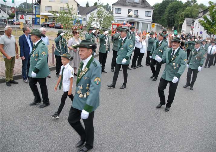 Bei der Königsparade am Samstag erwiesen auch Landrat Achim Hallerbach, Landtagsabgeordneter Sven Lefkowitz und VG-Bürgermeister Volker Mendel den angetretenen Schützen die Ehre.