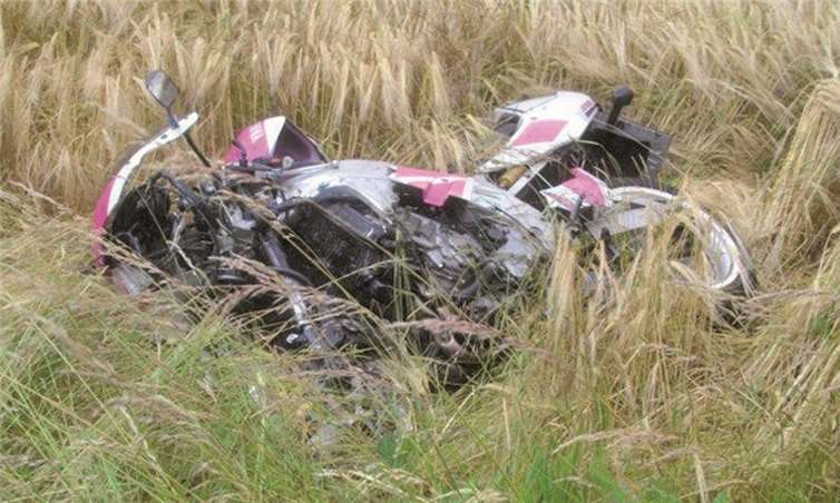 Bei der Kollision mit einem PKW wurde das Motorrad ins Feld geschleudertPI Bad Neuenahr-Ahrweiler