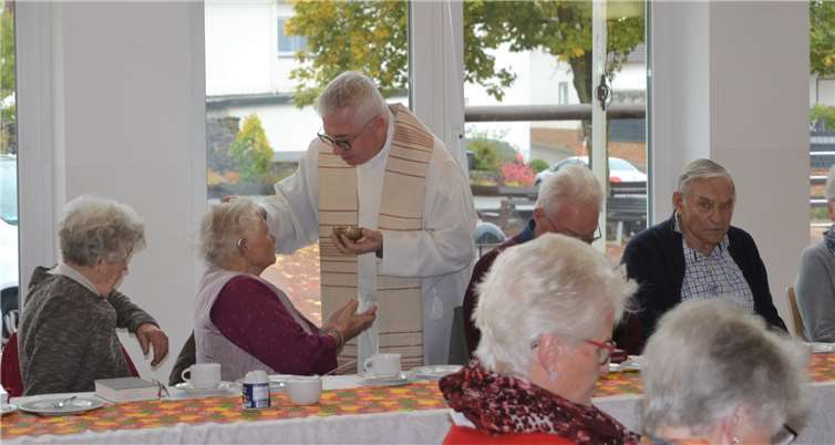 Bei der Krankensalbung in Kollig.Foto: E. T. Müller