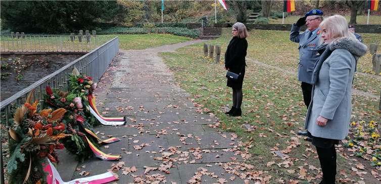 Bei der Kranzniederlegung PD Dr. Margit Theis-Scholz (vorn) Generalarzt Dr. Stefan Kowitz (Mitte) und Bettina Hörter, Geschäftsführerin Volksbund Deutsche Kriegsgräberfürsorge Koblenz-Trier (hinten). Quelle: Stadt Koblenz