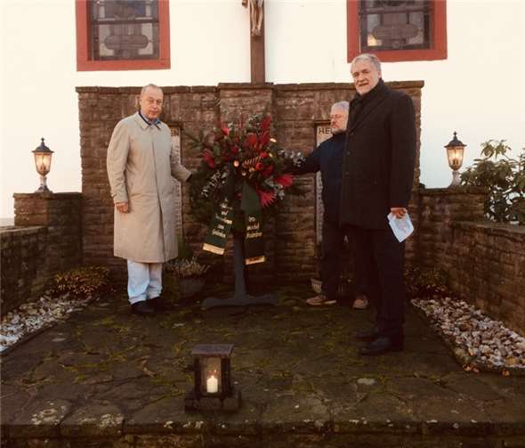 Bei der Kranzniederlegung in Niederdrees. Privat