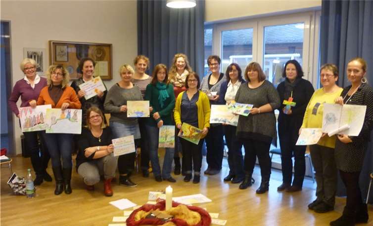 Bei der Kreativarbeit entstanden wunderschöne „Bilder, Aquarelle, Elflein, Applikationen, Briefe und Schatzkistchen.Privat