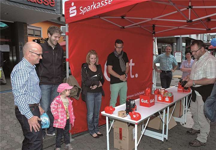 Bei der Kreissparkasse konnte man - für einen guten Zweck - die eigene Geschicklichkeit beim Gabelstaplerspiel testen.