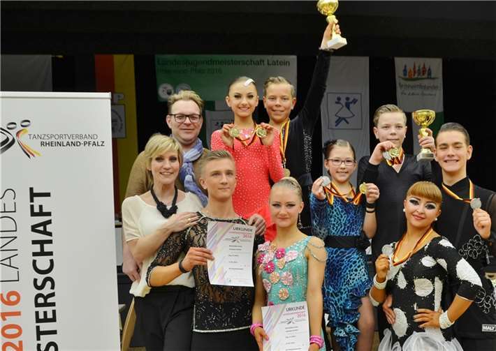 Bei der Landesmeisterschaft der Kinder, Junioren und Jugend in den Lateintänzen haben die Redoute-Paare sieben Medaillen errungen (hinten von links): Trainer Daniela und Torsten Esch, Maximilian Enns und Vanessa Harder, Witta Majorov und Martin Schulz. Vorn von links: Emmy Prochnau und Thomas Schulz sowie Anastasia Olschanetzki und Erich Balan.privat