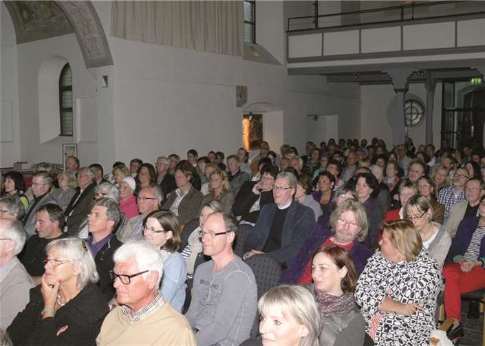 Bei der Lesung des Bestsellerautors war der Pater-Martin-Saal bis auf den letzten Platz mit begeisterten Zuhörern besetzt. -TE-