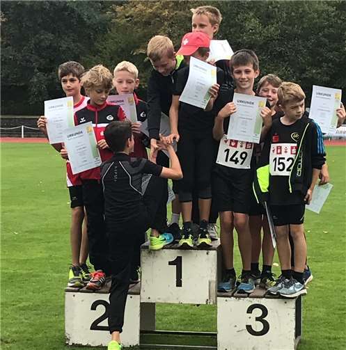 Bei der Mannschafts-Siegerehrung der U12 herrschte dichtes Gedränge auf dem Treppchen. privat