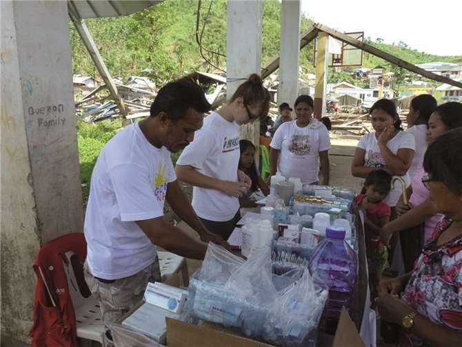 Bei der Medikamentenausgabe warten die kleinen und großen Patienten geduldig auf ihre Versorgung.