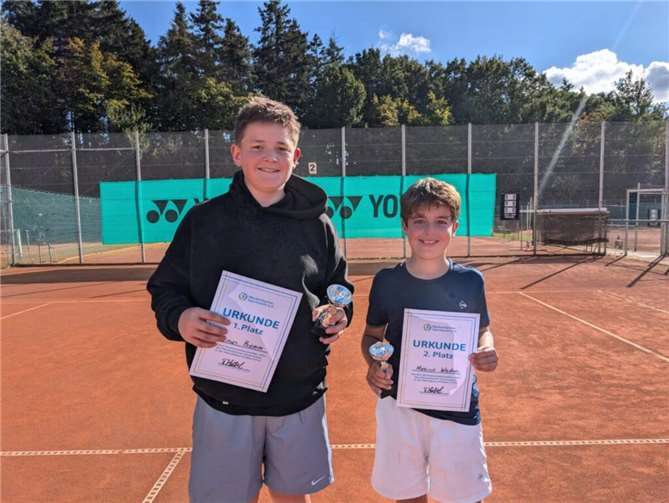 Bei der Meisterschaft der Knaben U15 gewann Linus Brämm mit 6:2, 6:2 im Finale gegen Maurice Weidner, der mit gerade einmal elf Jahren zum Zeitpunkt des Finales, einen beachtlichen zweiten Platz belegte. Fotos: privat
