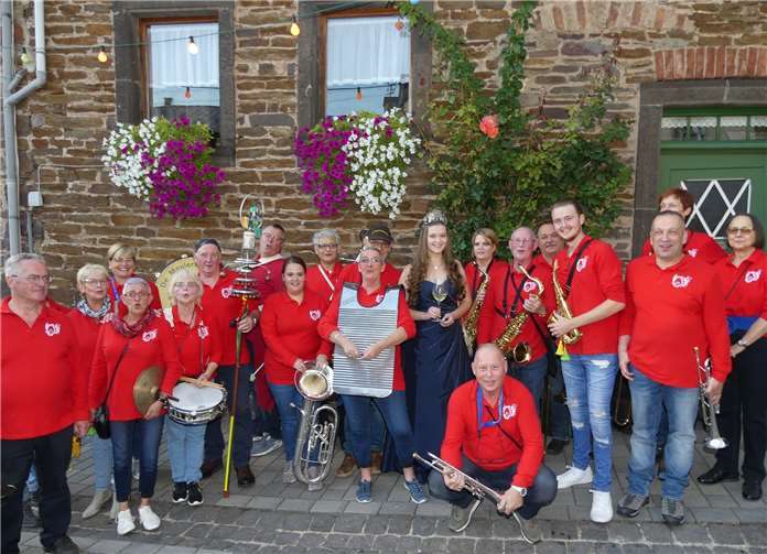 Bei der Mesenicher Kellerkirmes zog die Weinregentin mit musikalischer Begleitung von Hof zu Hof.Fotos: TE