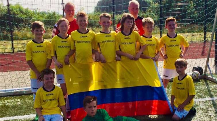Bei der Mini WM vertreten die E-Junioren das Land Kolumbien und hoffen in ihren leuchtend gelben Trikots auf eine erfolgreiche Qualifikation.privat
