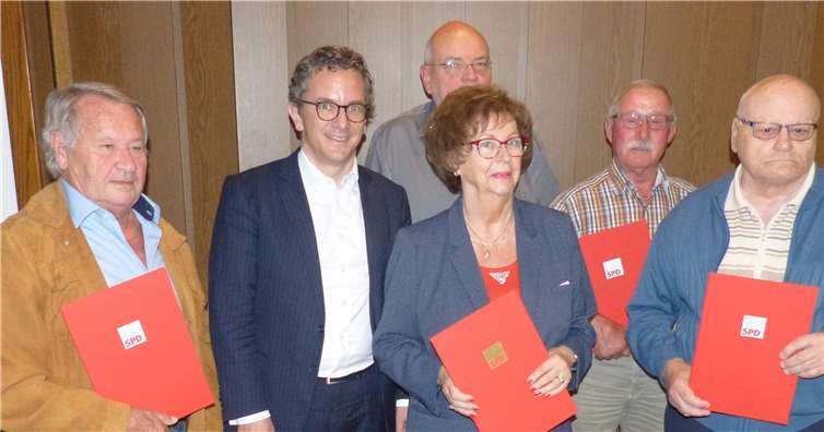 Bei der Mitgliederehrung: v.l.n.r.: Josef Cizic, (Gast Thorsten Rudolph), Klaus Möntenich, Inge Lorisika, Herbert Graef und Karl-Heinz Geißler. Foto: Ole Hill/SPD Ortsverein Neuendorf/Wallersheim