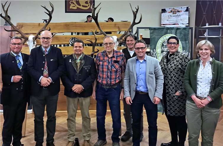 Bei der Mitgliederversammlung der Kreisgruppe Ahrweiler des Landesjagdverbandes wurde der Vorstand größtenteils wiedergewählt: v.li. stellvertretender Kreisgruppenvorsitzender Horst Gies, Landesjagdverband-Präsident Dieter Mahr, Kreisgruppenvorsitzender Ralf Schmidt, Schatzmeister Helmut Rusch, stellvertretender Schriftführer Jens Obermöller, Bürgermeister Marcel Caspers, stellvertretende Kreisgruppenvorsitzende Birgit Gross und Schriftführerin Dr. Ute Weiss.  Foto: JOST