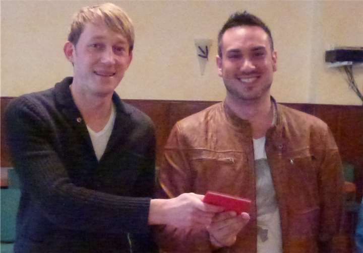 Bei der Mitgliederversammlung der SPD-VAG in Winningen überreichte der SPD-Kreisvorsitzende Marc Ruland dem Neumitglied Kay Kessler das Parteibuch, rechts der SPD-VAG-Vorsitzende Helmut Schreiber.privat