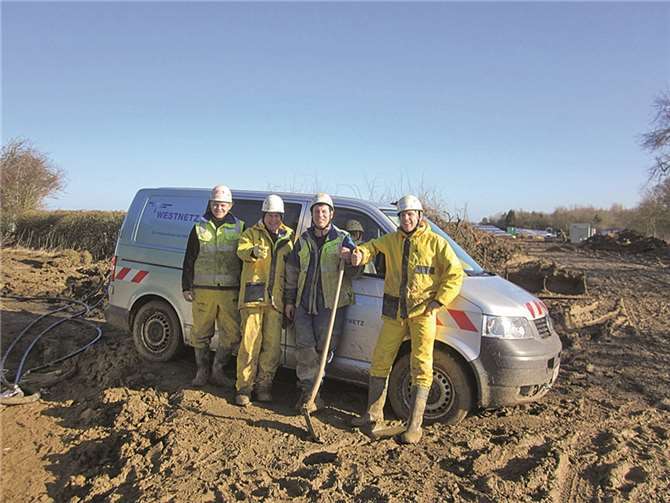 Bei der Montage der Mittelspannungsleitung und der anschließenden Prüfung der Anlage in Homestead Farm/England waren Monteure der Westnetz vom RWE-Standort Saffig im Einsatz.privat