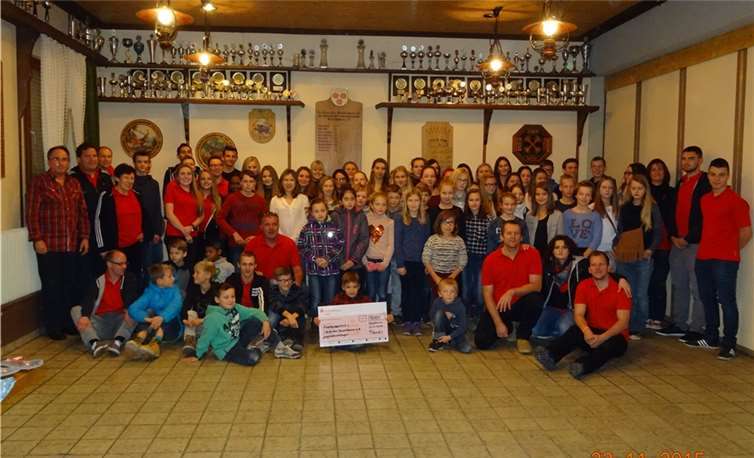 Bei der Nachlese zum 45. Jugendzeltlager erhielten viele Kinder ihre Sportabzeichen, und der Verein der Freunde und Förderer der Kinder- und Jugendarbeit in Swisttal überreichte einen Scheck.privat