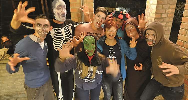 Bei der Nachtwanderung sorgten die Betreuer für einen kleinen Schreck.Privat