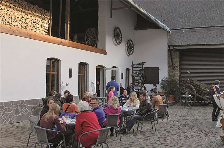 Bei der Neueröffnung des Hofladens LandGut Loch genossen die Besucher das herrliche Frühlingswetter im gemütlichen Innenhof.