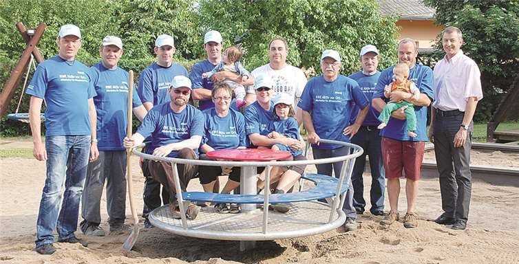 Bei der Neugestaltung des öffentlichen Spielplatzes in Luxem packten die Mitglieder des Gemeinderates und Eltern mit vereinten Kräften an.privat