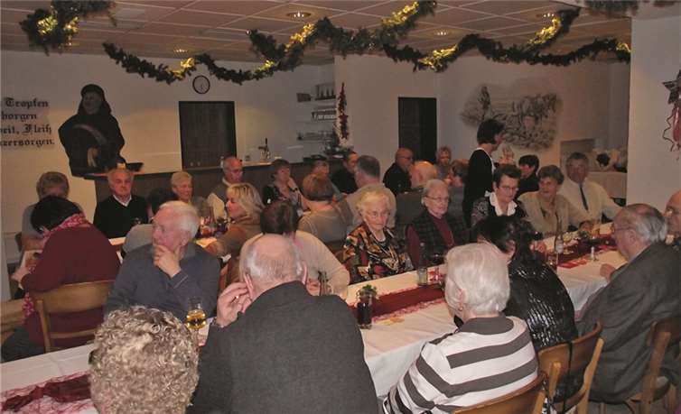 Bei der Nikolausfeier des AWO-Ortsverein Kaltenengers waren zahlreiche Mitglieder anwesend.privat