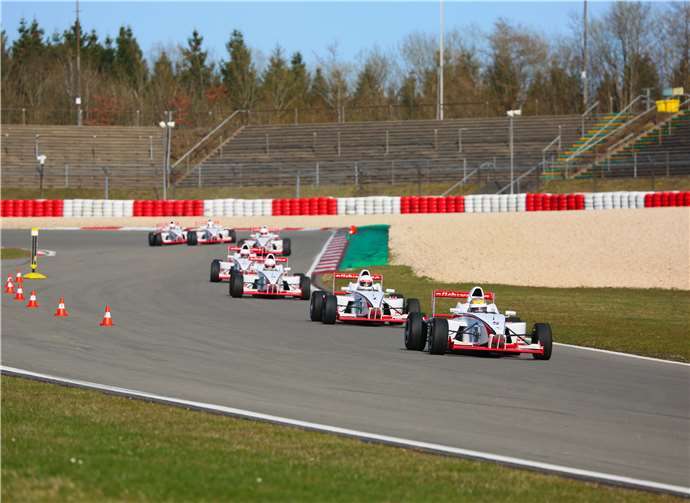 Bei der Nürburgring Driving Academy kommen die Reifen von Dunlop unter anderem bei den eigenen Formel-Fahrzeugen zum Einsatz. Nürburgring