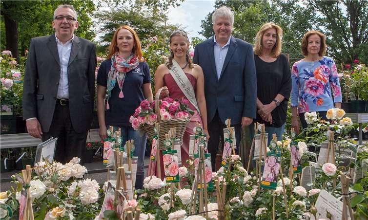 Bei der Öffnung des großen Festes auf dem Sängerhof in Meckenheim freute sich Inhaber Wilhelm Ley und seine Familie über den Besuch der Meckenheimer Rosenkönigin Anna Mahnig und vom Vorsitzenden des Meckenheimer Verbundes, Wilhelm Wittges-Stoelben (links). -JOST-