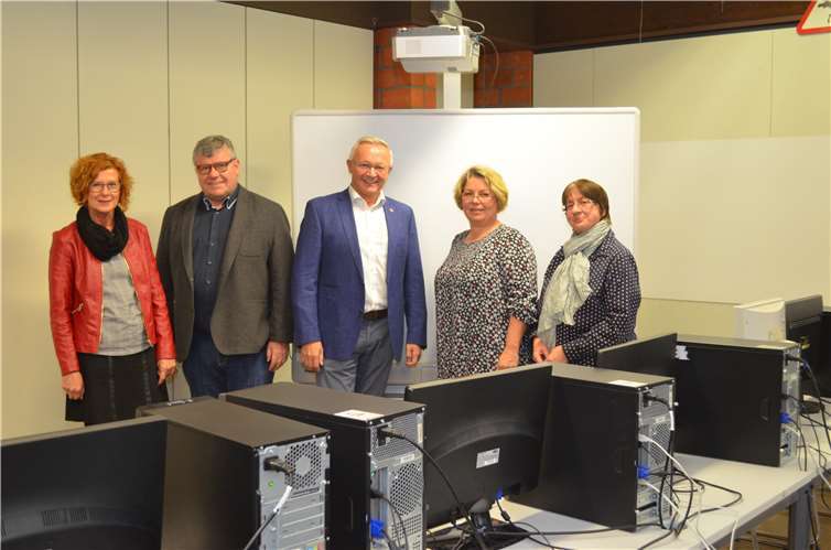 Bei der Optimierung der digitalen Ausstattung der kreiseigenen Schulensehen Landrat Achim Hallerbach und der 1. Kreisbeigeordnete und SchuldezernentMichael Mahlert den Landkreis Neuwied auf einem sehr guten Weg. (v.l.) Schulreferentin Mechtild Laupichler, 1. Kreisbeigeordneter Michael Mahlert, Landrat Achim Hallerbach, Susanne Grzembke, Digitalkoordinatorin der Kinzingschule und Schulleiterin Andrea Regel.