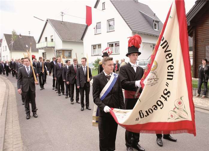 Bei der Parade "glänzten" die Junggesellen mit Anzug, Schlips und Kragen.