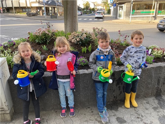 Bei der Pflanzaktion der Mendiger Werbegemeinschaft half auch der Nachwuchs tatkräftig mit.