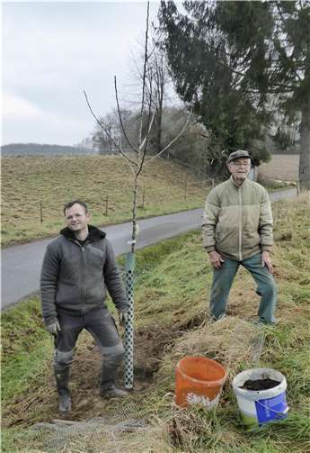 Bei der Pflanzaktion mit dabei waren v.li. Thorsten Noll und Ottfried Pfeiffer.Foto: privat