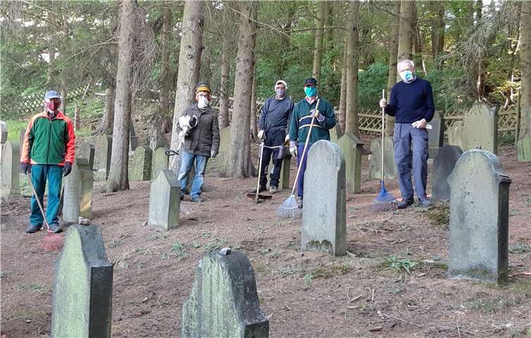 Bei der Pflege des jüdischen Friedhofs Niederzissen in Zeiten von Corona durch den Kultur- und Heimatverein halfen von links nach rechts: Toni Schröder, Peppo Fiorelli, Richard Keuler, Günter Nerger, Dr. Johannes Decker.Foto: privat