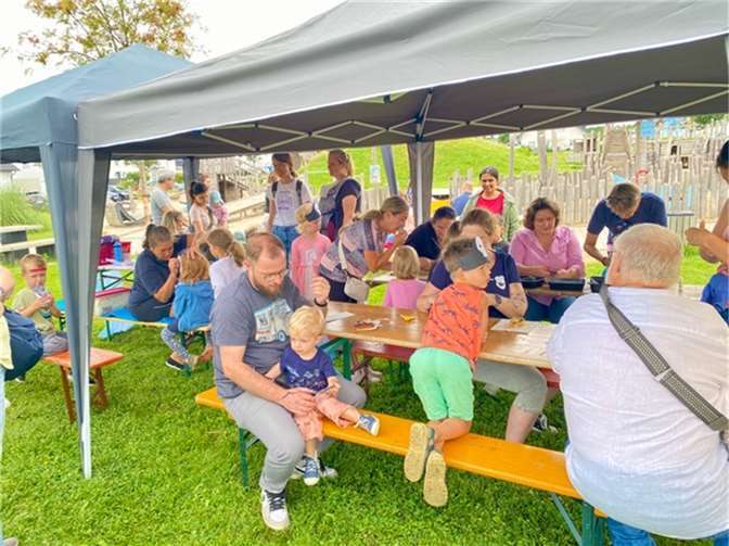 Bei der Piratenparty der KG Merl wurden Piratenhüte gebastelt. Fotos: privat