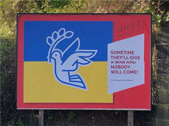 Bei der Plakataktion in Unkel wird in diesem Monat für den Frieden geworben.  Foto: privat