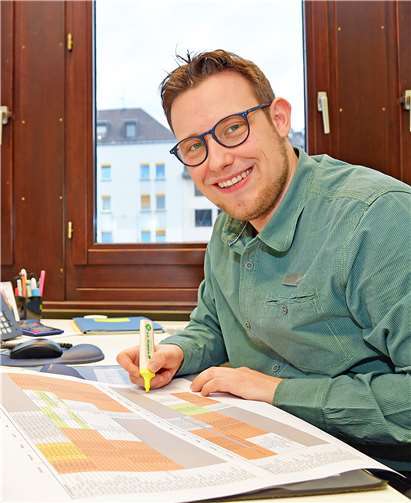 Bei der Planung der Ausbildungsabschnitte aller derzeit 42 Anwärter heißt es für Peter Klöckner Überblick behalten. Foto: Kreisverwaltung/Morcinek