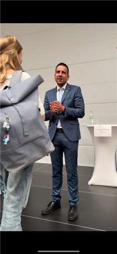 Bei der Podiumsdiskussion am Sankt-Josef-Gymnasium stellte sich Bürgermeisterkandidat Dr. Daniel Phiesel den Fragen der Schülerschaft. Foto: privat