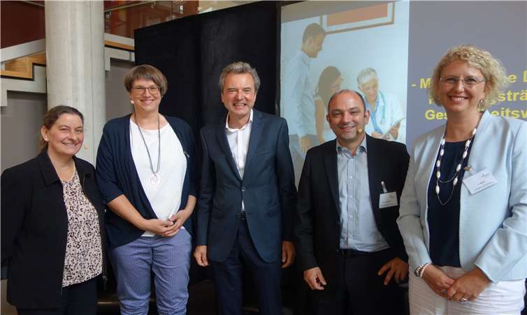 Bei der Podiumsdiskussion diskutierten: Dr. Monika Nothacker, stellvertretende Leiterin der Arbeitsgemeinschaft der Wissenschaftlichen Medizinischen Fachgesellschaften e.V. (AWMF), Dr. Barbara Filsinger, Leiterin des Perinatalzentrums des Diakonissen-Stiftungs-Krankenhauses Speyer, Prof. Dr. Richard Berger, Chefarzt der Klinik für Frauenheilkunde und Geburtshilfe des Marienhaus Klinikums St. Elisabeth Neuwied, Moderator Dr. Patrick Hünerfeld und Silke Mader, geschäftsführende Vorstandsvorsitzende der Europäischen Stiftung für Frühgeborene und kranke Neugeborene (EFCNI) (v. l.).Foto: privat