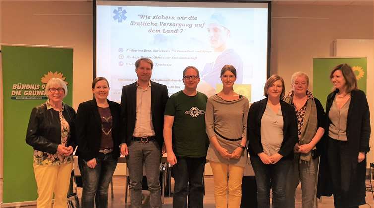Bei der Podiumsdiskussion (v.l.) Inge Rockenfeller, Melanie Bernhard, Christian George, Holger Wolf, Susanne Haller, Katharina Binz, Dr. Anja Meurer, Bettina Sagebiel.Foto: Bündnis 90/Die Grünen