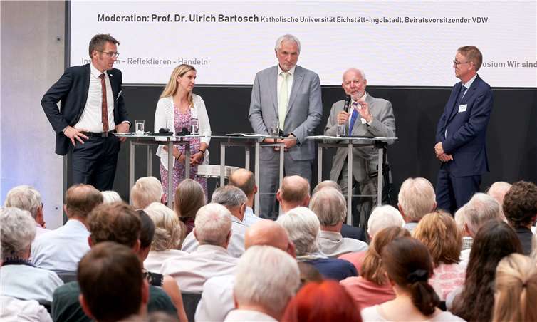„Wir sind dran“ Bei der Podiumsdiskussion von links: Prof. Dr. Micha Teuscher (Präsident HAW Hamburg); Prof. Dr. Susanne Jochner-Oette (KU Eichstätt-Ingolstadt); Prof. Dr. Ulrich Bartosch (VDW-Beiratsvorsitzender); Prof. Dr. Ernst Ulrich von Weizsäcker, (Schirmherr der Hochschul-Aktionstage); Prof. Dr. Eric Mührel (Hochschule Koblenz). Foto: Andreas Schölzel