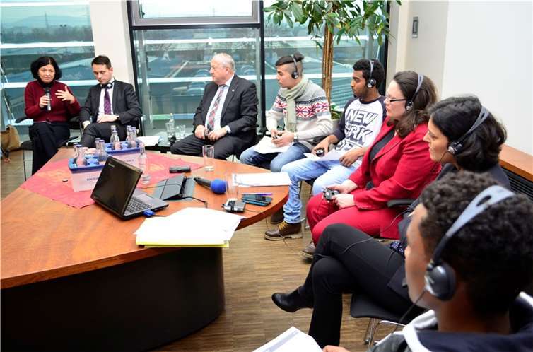 Bei der Podiumsdiskussion wurden alle Beiträge simultan in französisch bzw. deutsch übersetzt. HEP