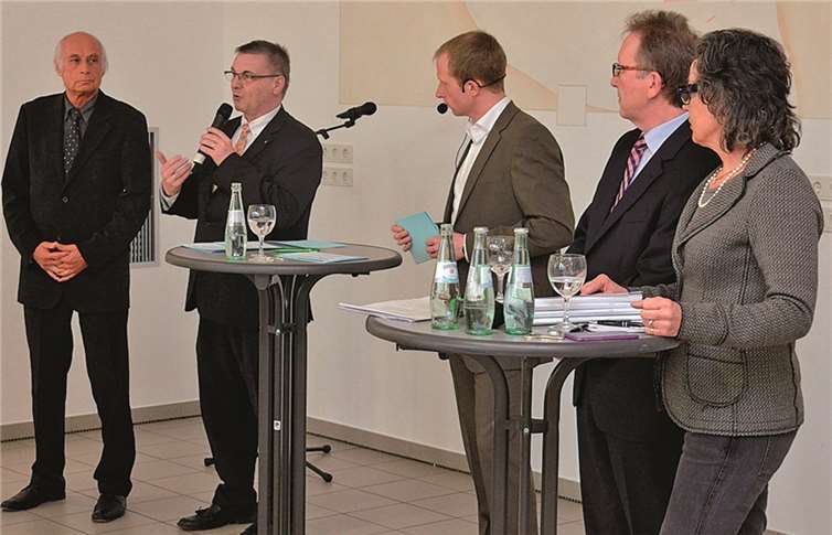 Bei der Podiumsdiskussion wurden unter-schiedliche Standpunkte zum geplanten Versorgungsstärkungsgesetz deutlich. Von links nach rechts: Gemeinschaftsklinikum-Geschäftsführer Bernhard Mauel, Landrat Dr. Alexander Saftig, Moderator Alexander Böttner, Gesundheitspolitiker Erwin Rüddel und die Vorstandsvorsitzende der rheinland-pfälzischen Kassenärztlichen Vereinigung Dr. Sigrid Ultes-Kaiser.