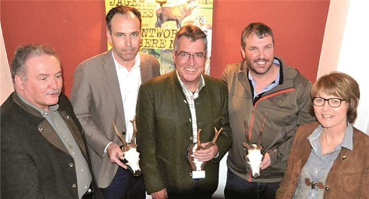 Bei der Prämierung der Gehörne freuten sich Heinz-Peter Kriechel, Raphael Pollig, Rudi Kniel, Dirk Prüter und Angeli. WM