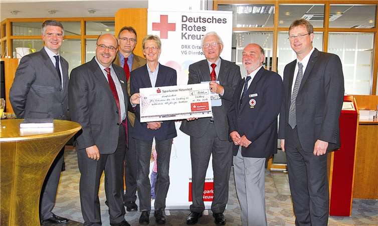 Bei der Präsentation der Chronik gab es als Geburtstagsgeschenk einen Scheck von der Sparkasse. WT