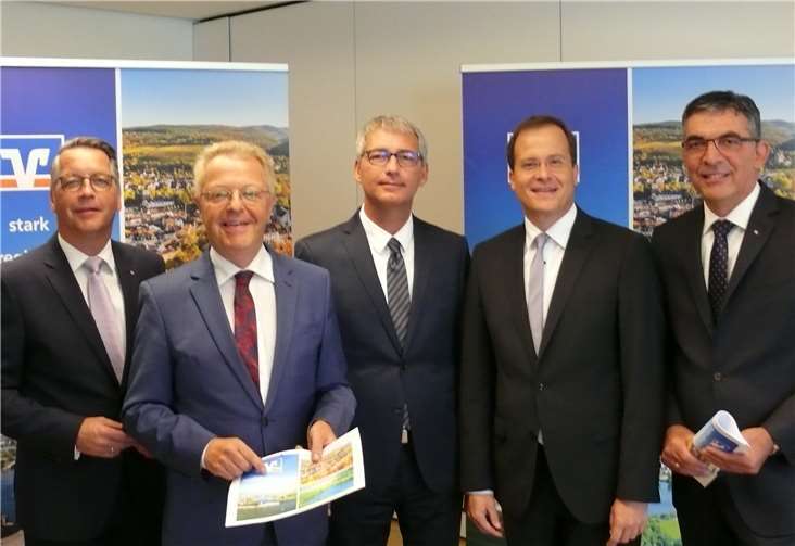 Bei der Präsentation der Pläne der Fusion beider genossenschaftlicher Banken: v.li. Stephan Breser, Vorstand der Volksbank Koblenz Mittelrhein, Elmar Schmitz, Vorstandsvorsitzender der Volksbank RheinAhrEifel, Sascha Monschauer, Vorstandsmitglied der Volksbank RheinAhrEifel, Markus Müller, Vorstandsmitglied der Volksbank RheinAhrEifel und Walter Müller, Vorstand der Volksbank Koblenz Mittelrhein.AP