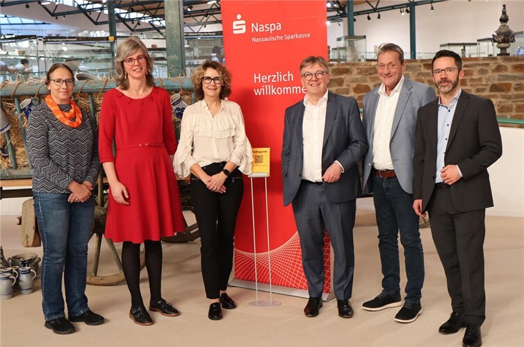 Bei der Präsentation der neuen Mediaguides verschafften sich alle Anwesenden zusammen einen praktischen Eindruck.