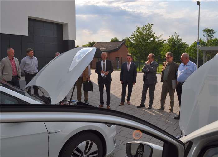 Bei der Präsentation der neuen e-Fahrzeuge der Stadt Meckenheim: (v. li.) Ulrich Hagedorn, Leiter des Baubetriebshofes, Andreas Reincke, Baubetriebshof, Bürgermeister Bert Spilles, Holger Jung, Erster Beigeordneter, Heinz-Peter Witt, Technischer Beigeordneter und anwesende Ratsmitglieder.Foto: Stadt Meckenheim