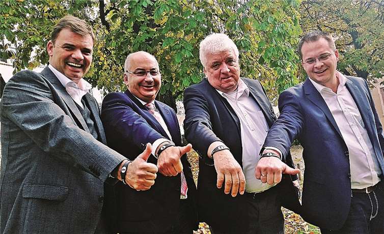 Bei der Präsentation des SOS-Loop-Armbands in Bad Ems: (v.l.) Andreas Theissen; Frank Ackermann, Hans Meiser, Stefan Theissen.Willi Willig