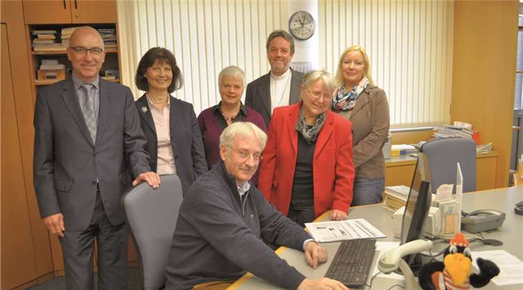 Bei der Präsentation des neuen Online Büchereikataloges „WebOPAC“: (v.l.) Bürgermeister Bert Spilles, Sabrina Gutsche (Büchereibeirat Vertreterin der CDU), Karin van Deel (Büchereibeirat Vertreterin der BfM), Pfarrer Reinhold Malcherek, Anne Behme (Büchereibeirat Vertreterin des Kirchenvorstandes), Susanne Zwicker (Fachbereichsleiterin Bildung, Kultur und Sport der Stadt Meckenheim) und Herbert Kalkes (Leiter der Öffentlichen Bücherei- vorne). Stadt Meckenheim