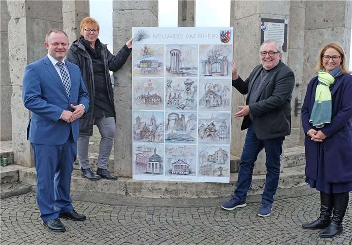 Bei der Präsentation des neuen Werks von Uwe Langnickel am Pegelturm freuten sich neben dem Künstler (2. von rechts) die derzeitige Leiterin der Neuwieder Tourist Information Julia Kloos-Wieland (rechts), Stadtmarketing-Amtsleiterin Petra Neuendorf (2. von links) und Oberbürgermeister Jan Einig. Das auf dem Foto sichtbare großformatige Poster soll seinen Patz in einem repräsentativen Raum der Stadtverwaltung finden.Foto: Stadt Neuwied